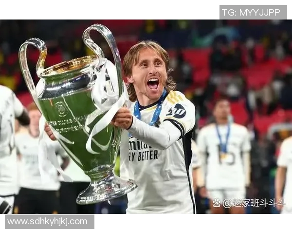 用足球作别老将泪洒绿茵场致敬拼搏岁月铭记传奇风采