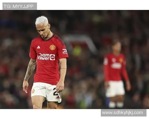 足球球星赛后挥汗如雨的精彩瞬间与情感释放